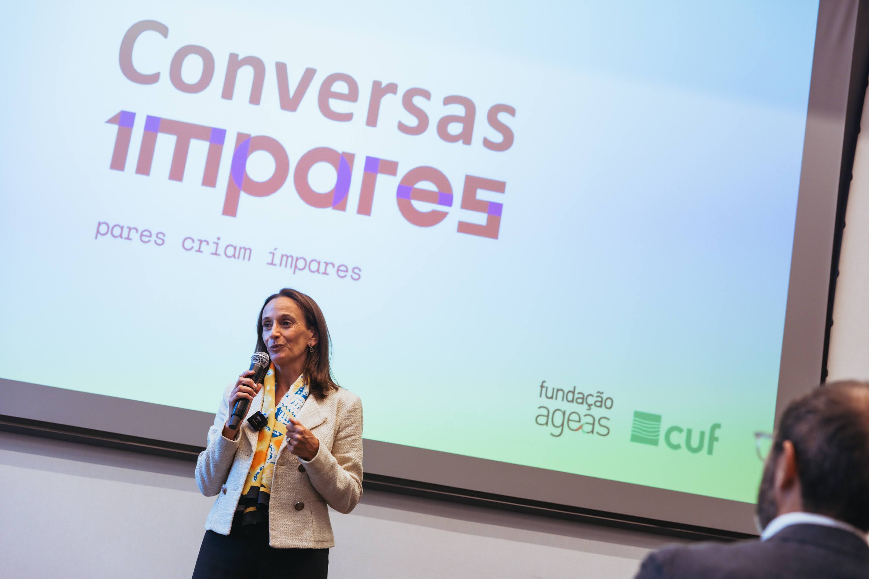 Cão-guia a cumprimentar uma participante
